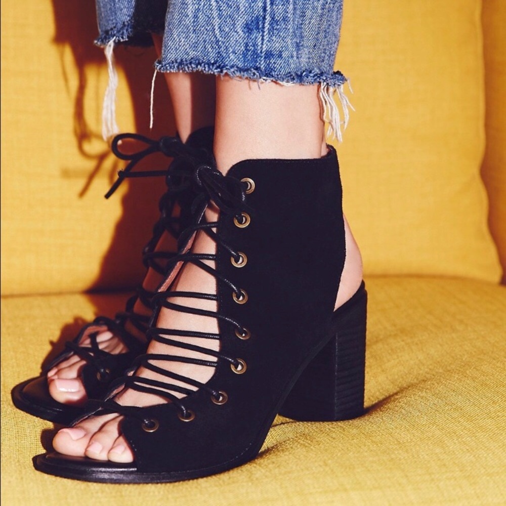 🖤FP & JEFFREY CAMPBELL LACE UP BOOTIES🖤